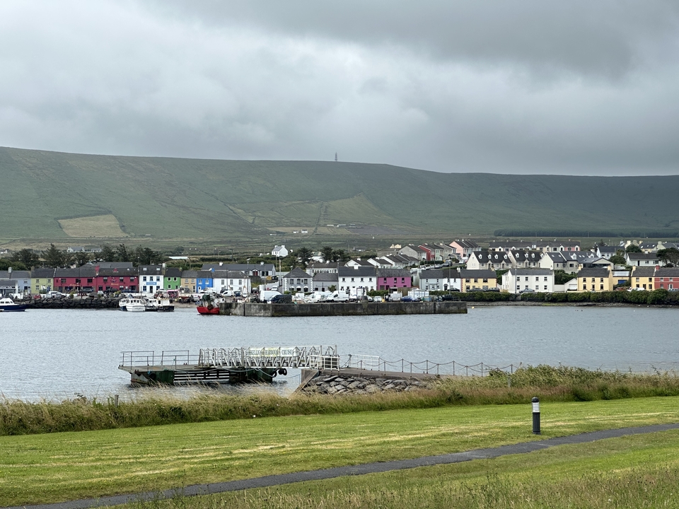 Une ville côtière colorée avec des bateaux dans le port.