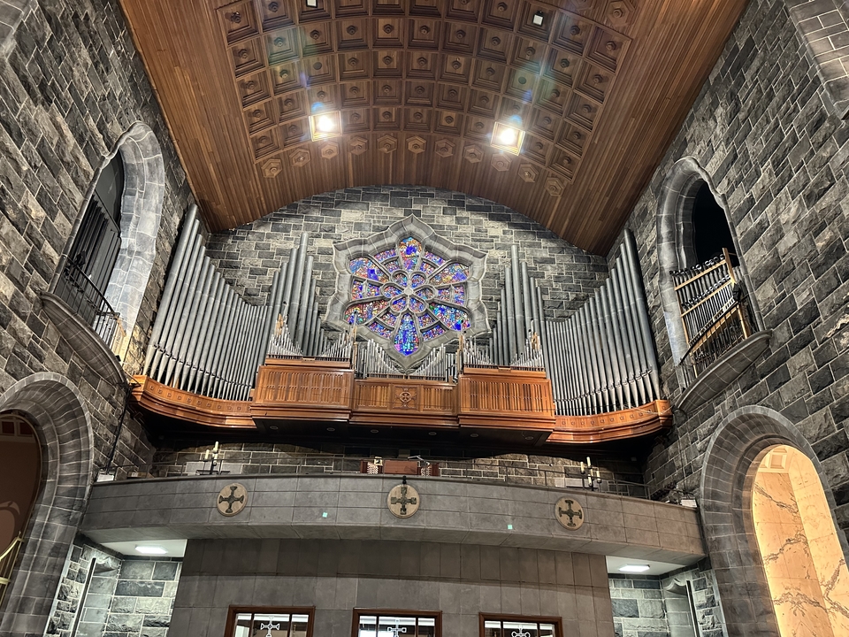 Un intérieur d'église avec un magnifique vitrail.