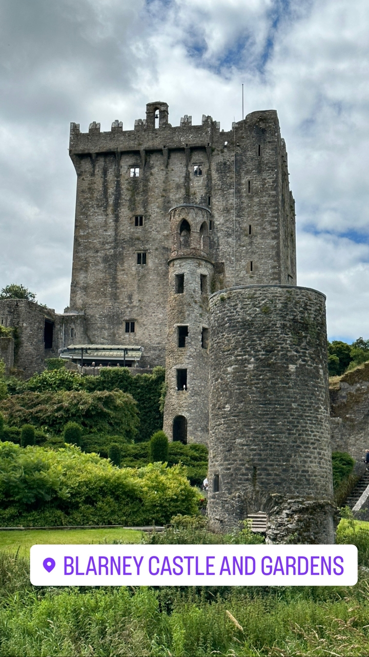 Un château de pierre historique avec une tour cylindrique.