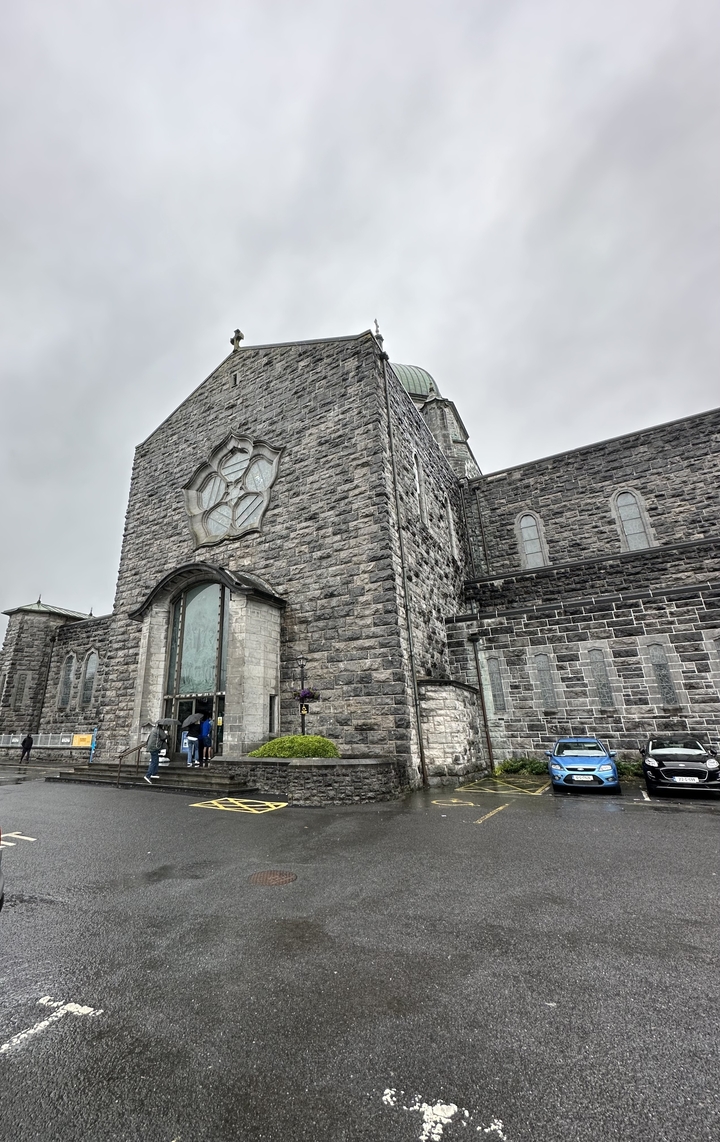 Une église en pierre avec un design de fenêtre unique.