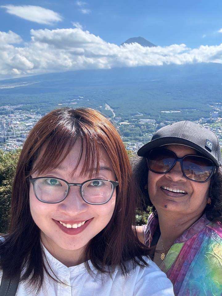 Deux personnes prenant un selfie avec un arrière-plan pittoresque.