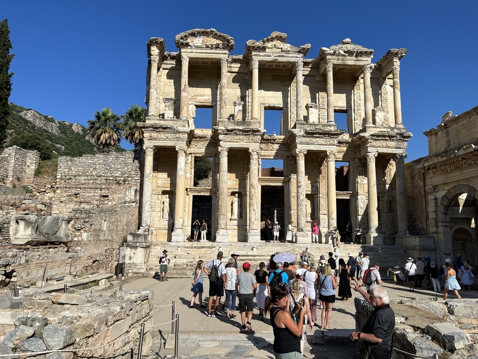 Ruines anciennes avec des colonnes explorées par des touristes.