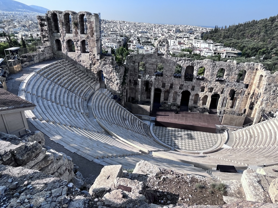 Amphithéâtre antique avec des rangées de sièges.