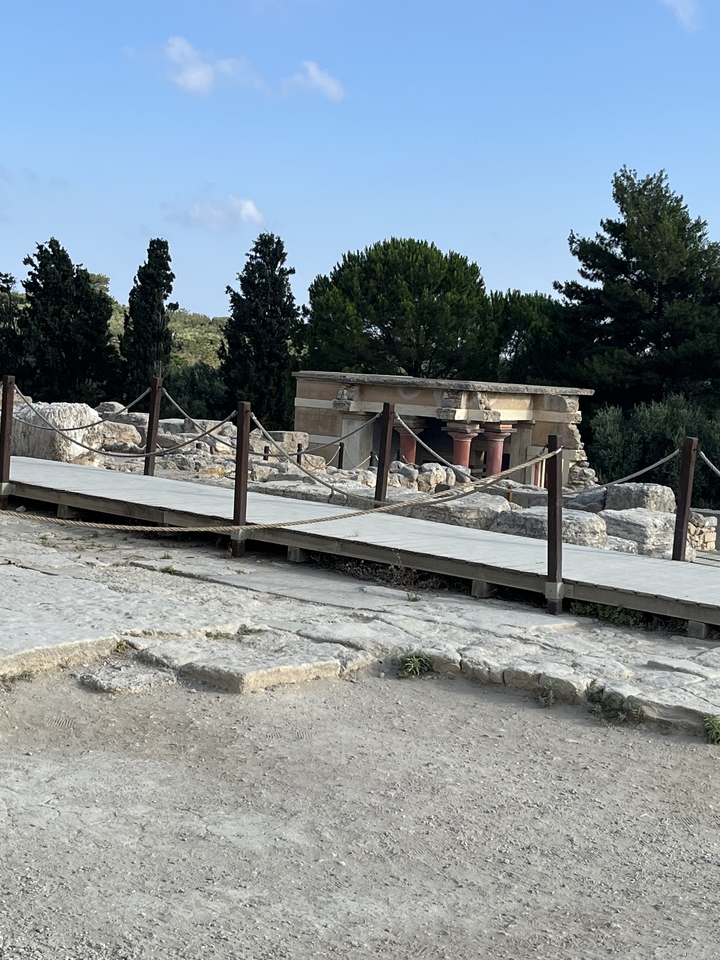 Ruines anciennes avec des colonnes de pierre et des allées.
