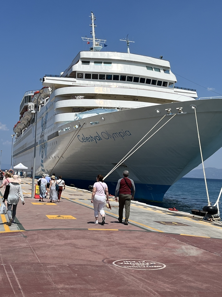Des personnes embarquant sur un navire de croisière nommé Celestyal Olympia.