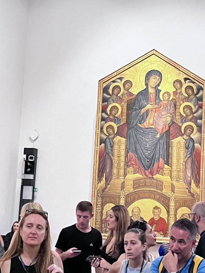 Peinture religieuse d'une Madone à l'Enfant entourée d'anges.