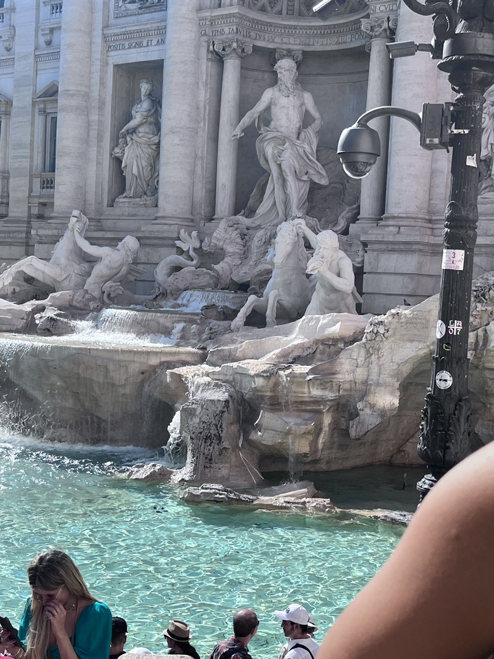 Fontaine élaborée avec sculptures et jeux d'eau.