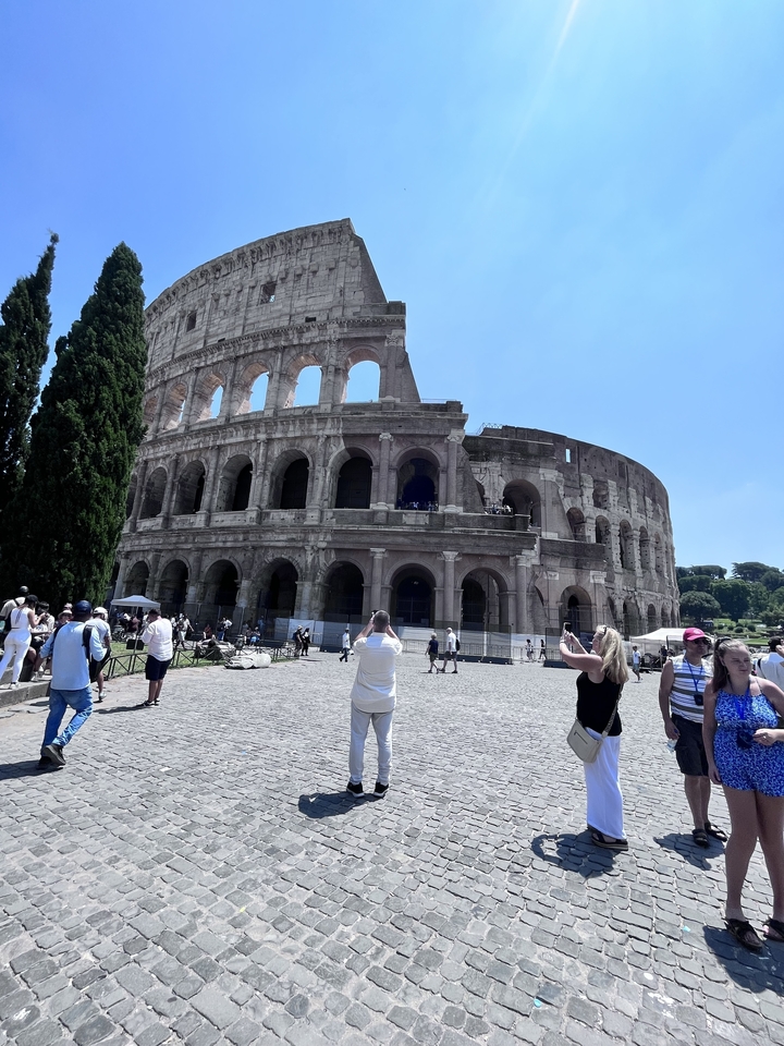 Le Colisée avec des touristes prenant des photos.