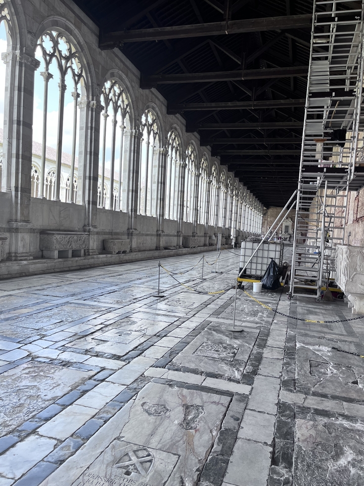 Couloir architectural avec sols en marbre en cours de rénovation.