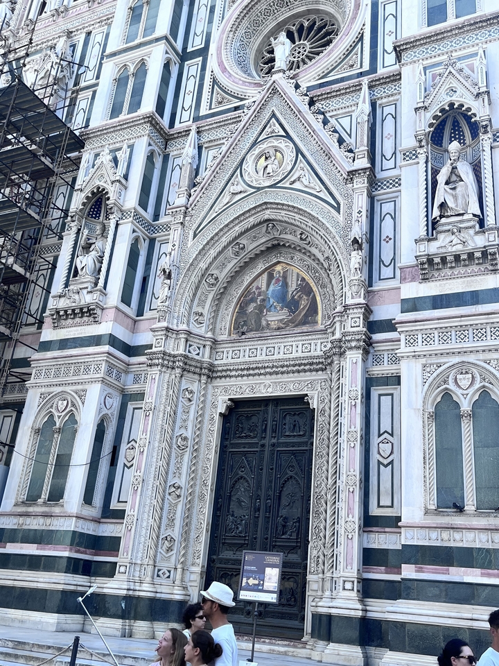 Façade complexe d'une cathédrale avec des sculptures.
