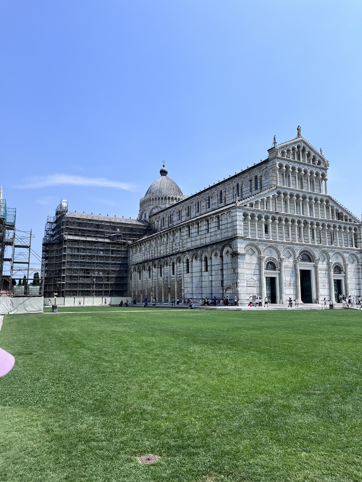 Cathédrale de Pise avec une pelouse verdoyante.