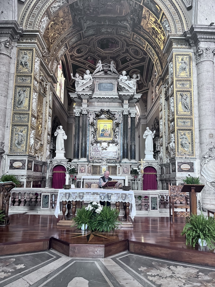 Intérieur d'une église avec des icônes religieuses et des œuvres d'art.