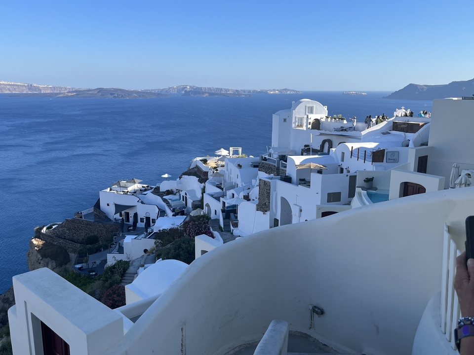 Bâtiments blanchis à la chaux sur des falaises surplombant la mer Égée.