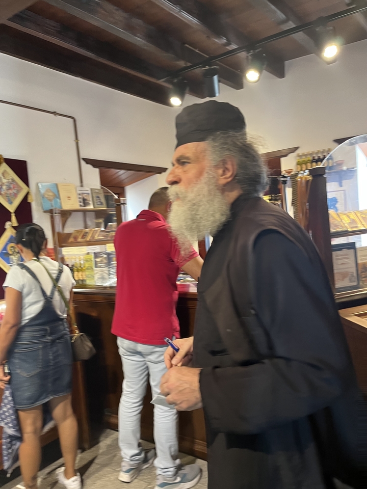 Personne qui fait du lèche-vitrine dans un magasin avec divers articles.