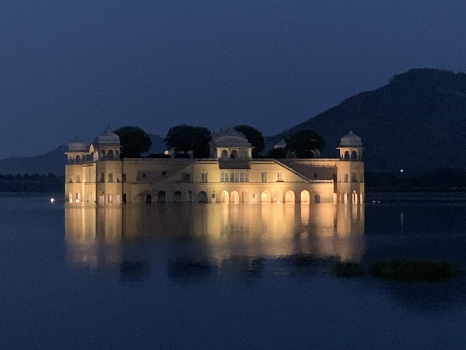 Jal Mahal illuminé la nuit avec des reflets dans l'eau.