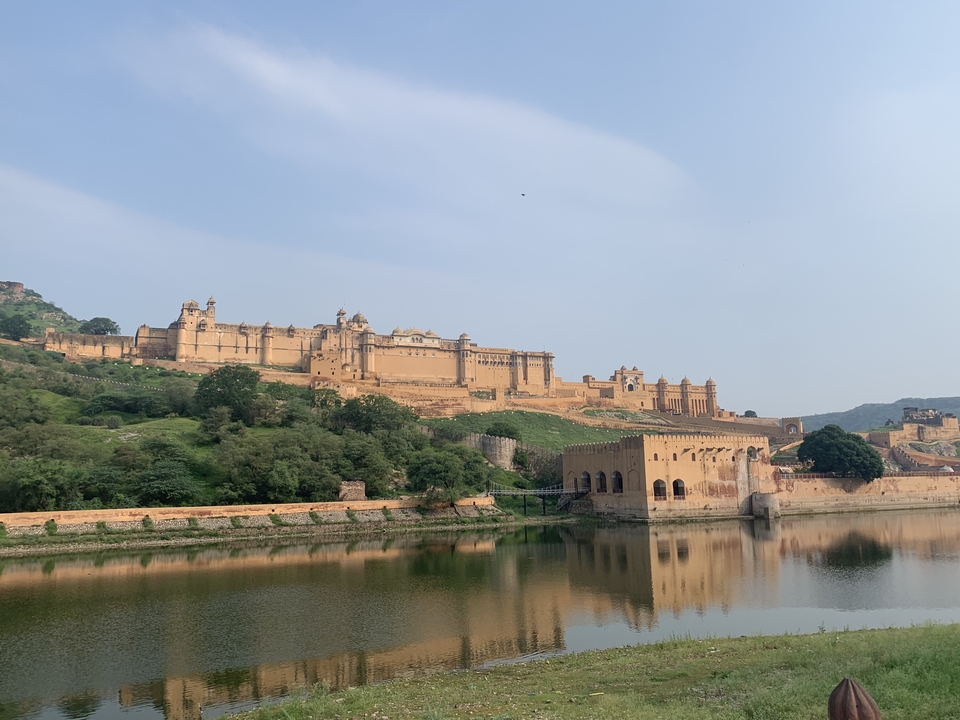 Fort d'Amber avec un grand plan d'eau au premier plan.