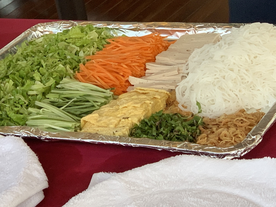 Plateau avec légumes variés, tofu, nouilles et œufs.