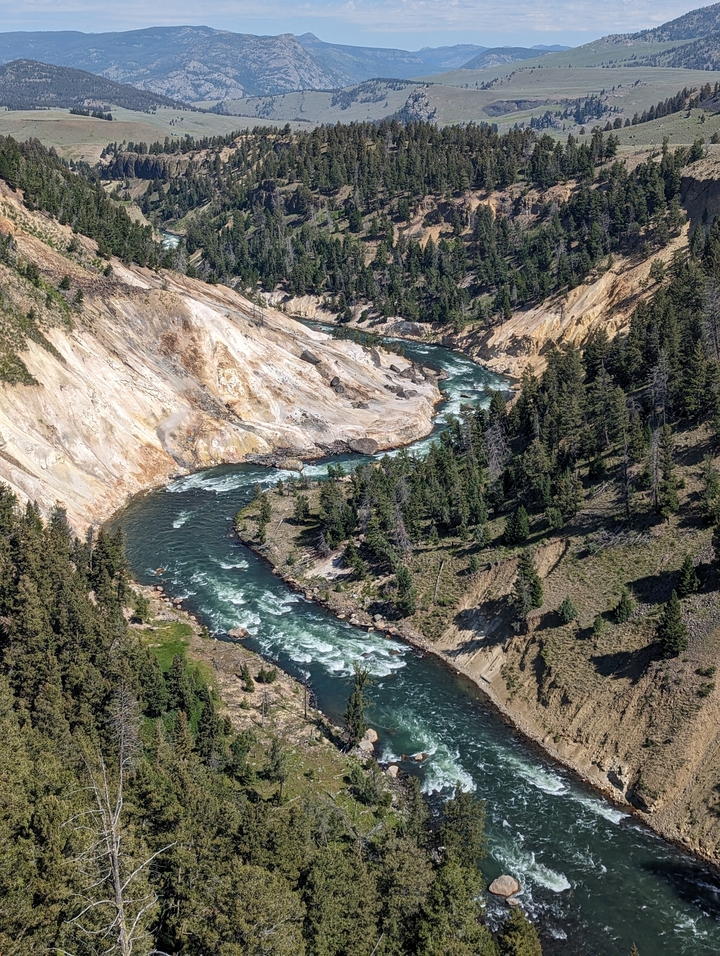 Une rivière sinueuse qui traverse un canyon.