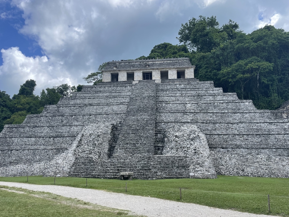 Structure pyramidale ancienne dans un cadre luxuriant.