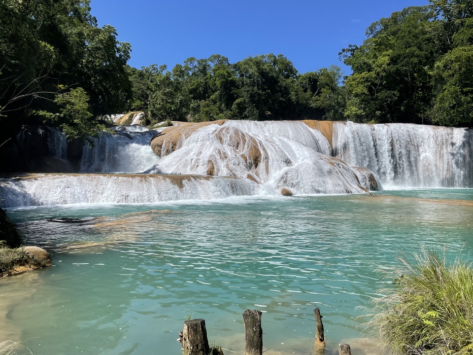 Large cascade coulant dans un bassin turquoise limpide.