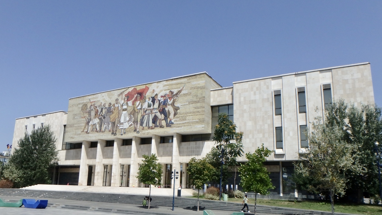 Bâtiment moderniste avec une grande fresque sur la façade.