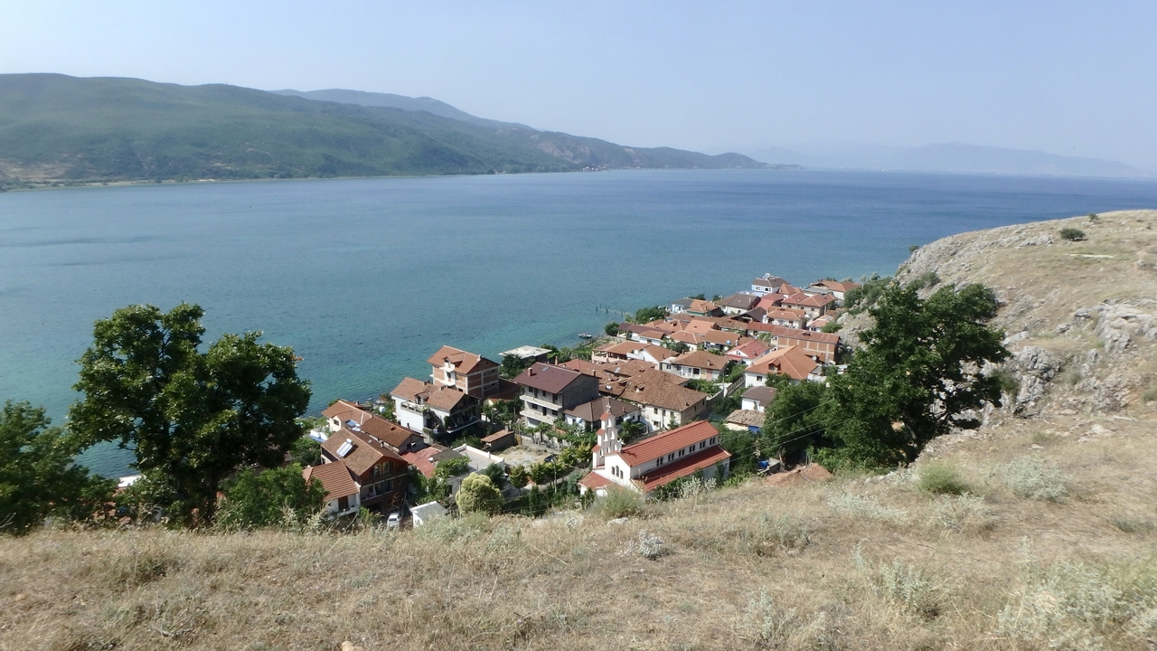 Vue aérienne d'un village au bord d'un grand lac.