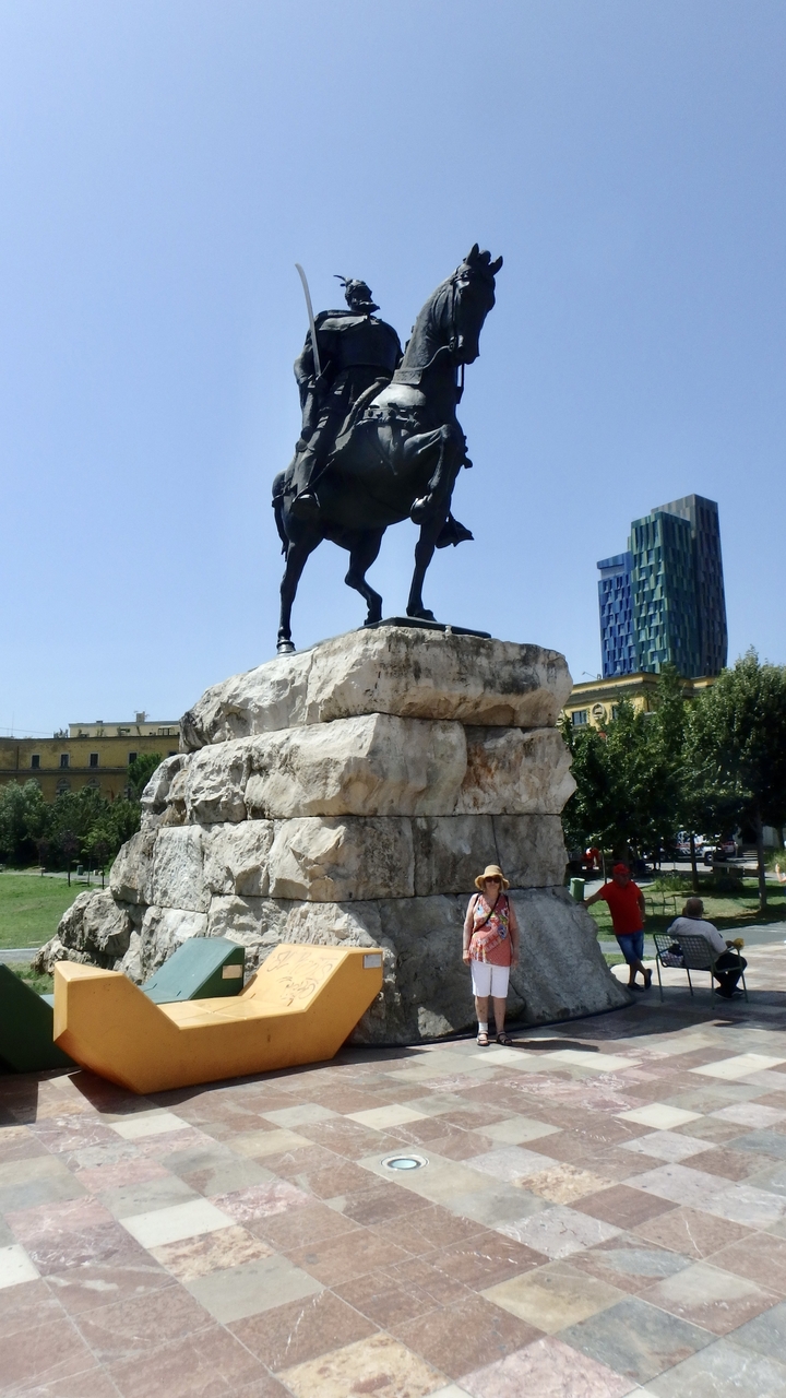 Statue d'un cheval et de son cavalier dans un parc de la ville.