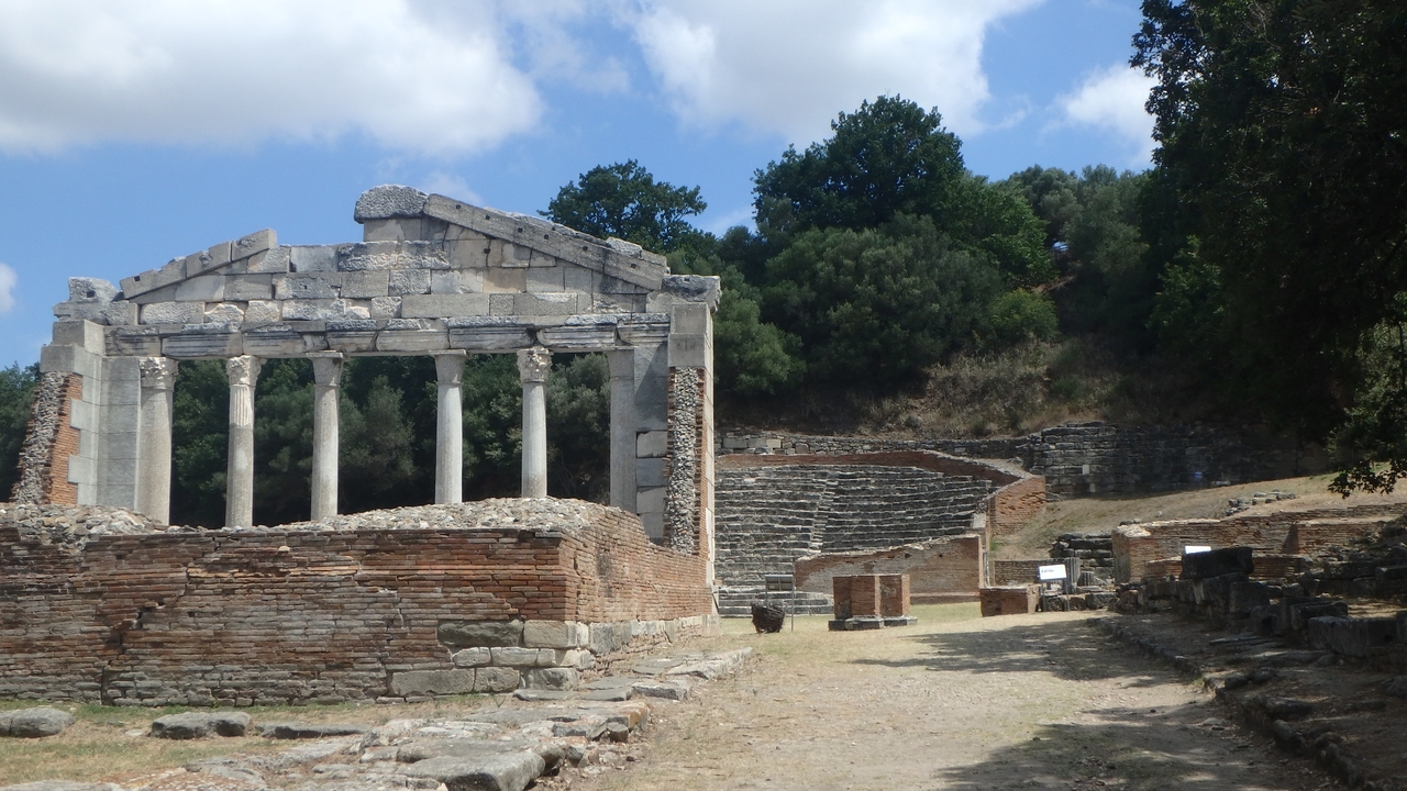 Ruines d'une structure ancienne avec des colonnes et de la maçonnerie.