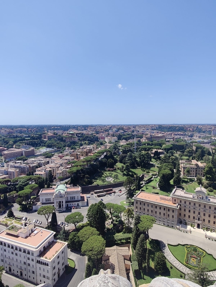 Vue aérienne d'une ville européenne avec des arbres et des bâtiments.