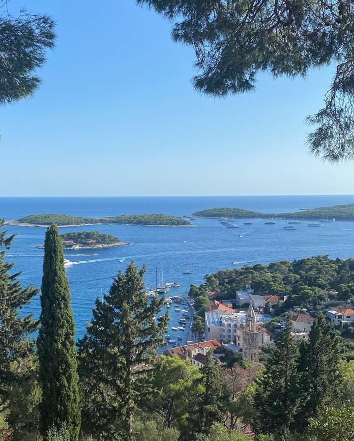 Vue d'une belle baie avec plusieurs petites îles et bateaux.