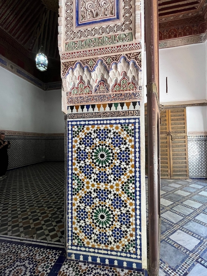 Mur aux carrelages complexes dans l'intérieur d'un bâtiment.