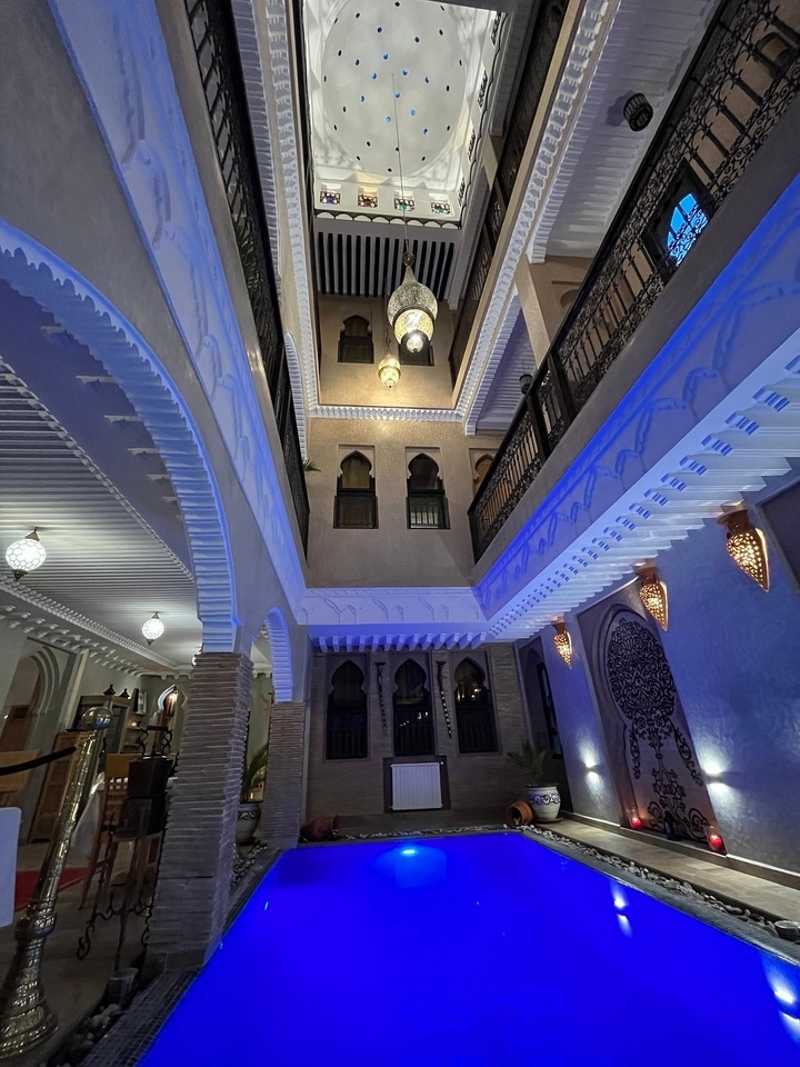 Intérieur d'un bâtiment traditionnel à l'architecture ornementée.