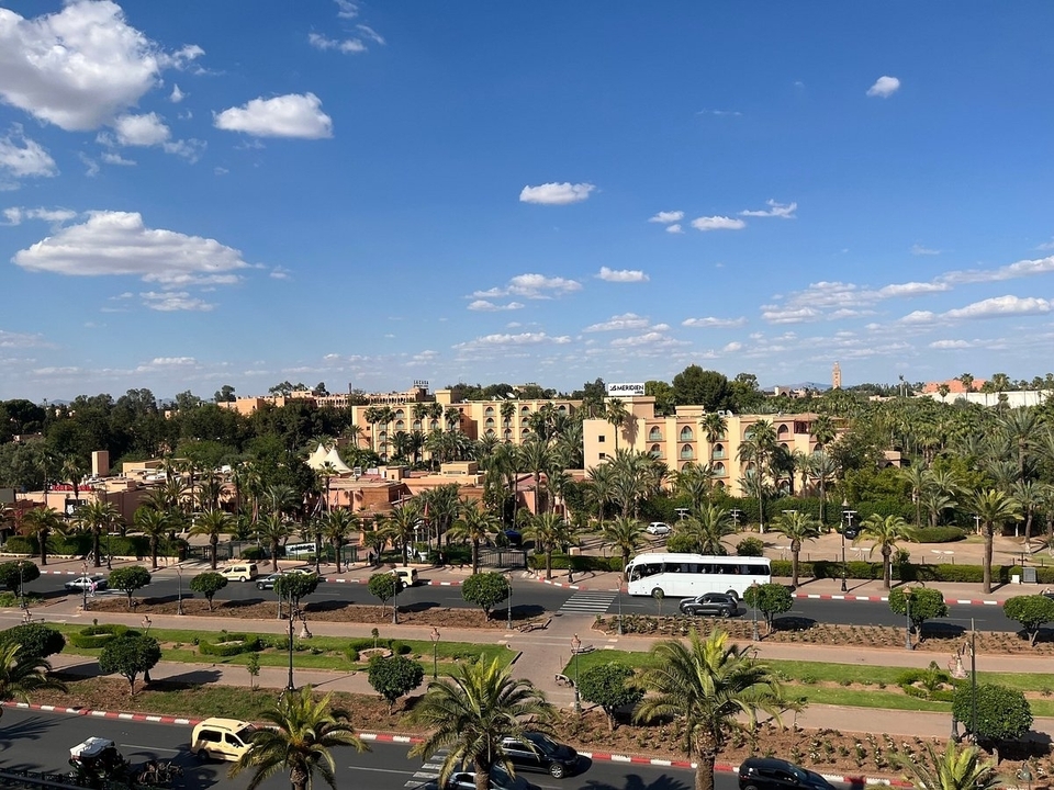 Paysage urbain avec verdure et ciel dégagé.