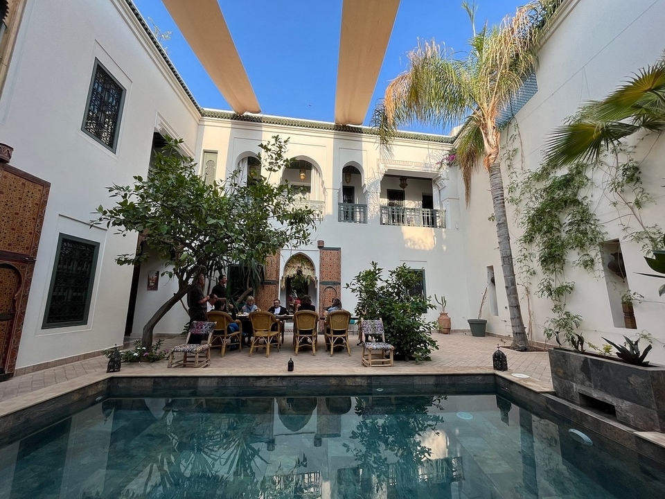 Cour avec piscine et coin repas.