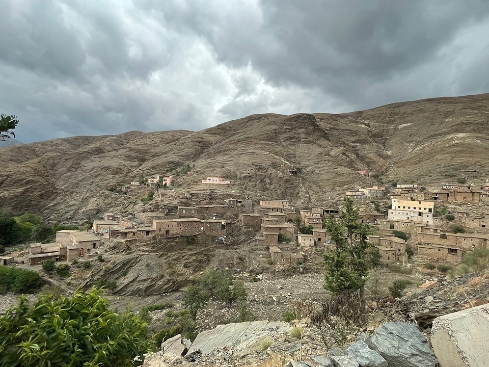 Village construit dans une colline rocheuse.