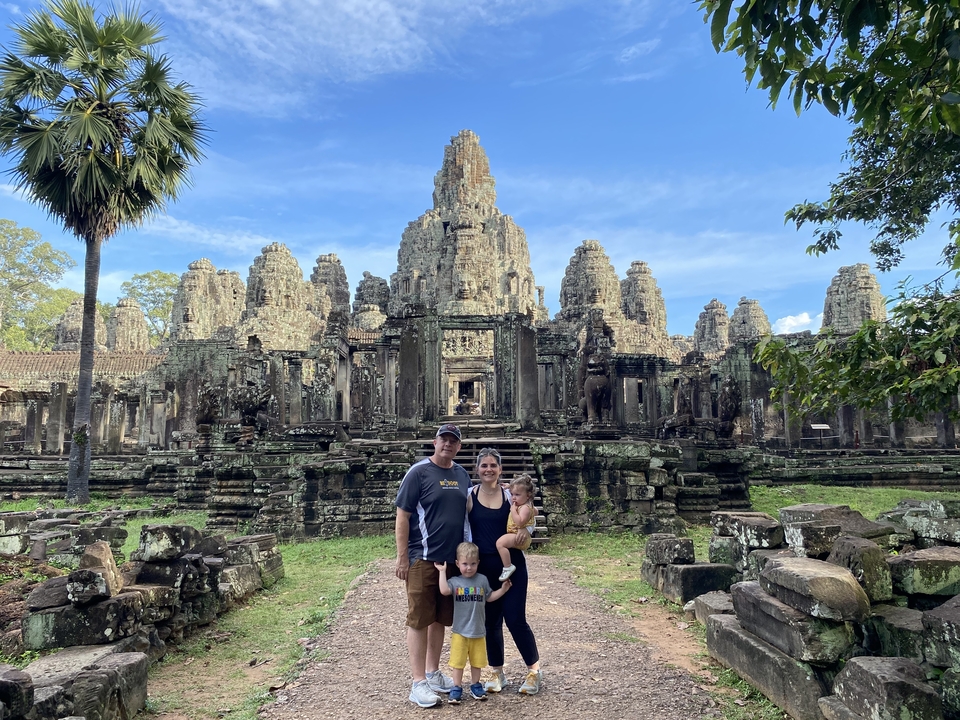 Famille posant devant les ruines d'Angkor Vat.