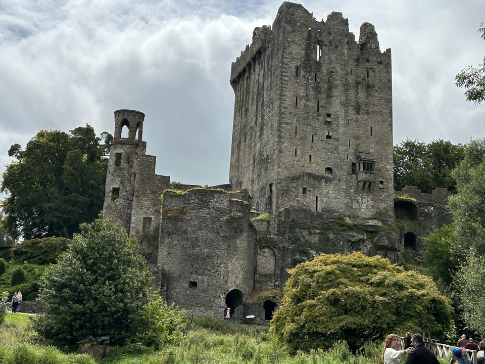 Ancien château de pierre avec une tour