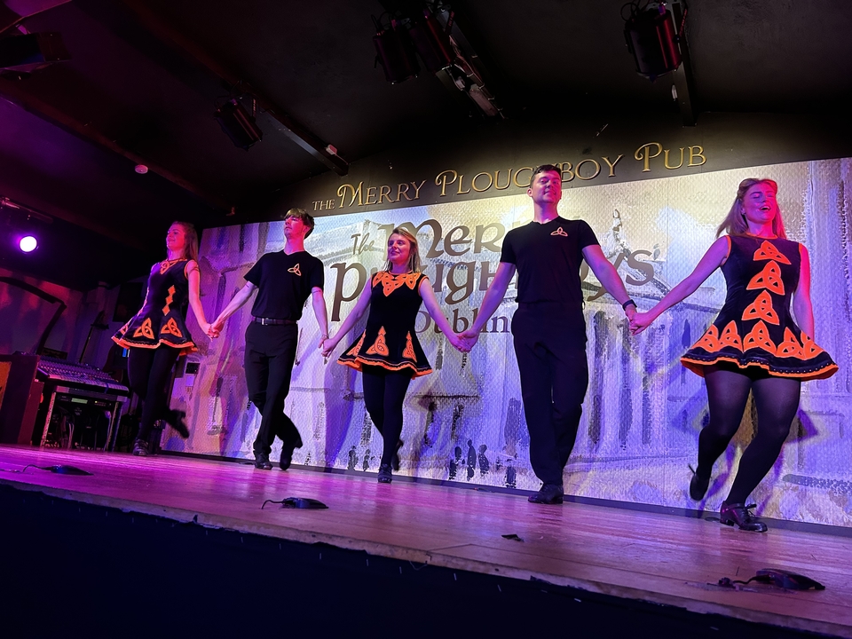 Danseurs irlandais traditionnels se produisant sur scène