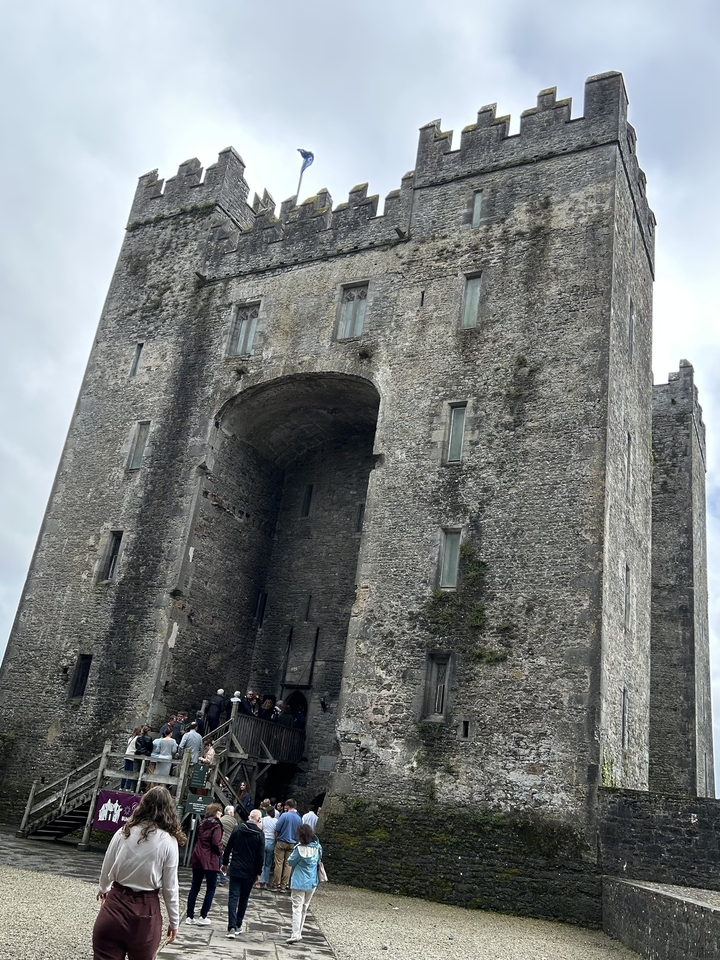 Grande tour de pierre à l'architecture de forteresse.