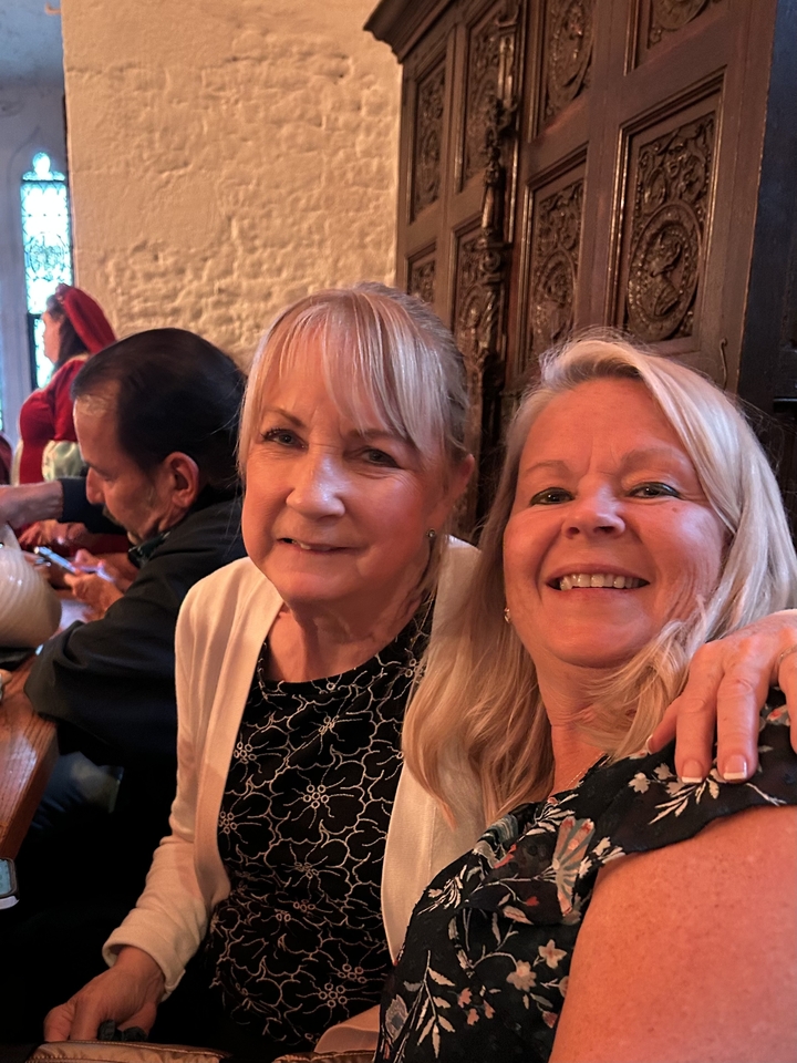 Deux personnes posant pour un selfie à l'intérieur d'un restaurant ou d'un pub.