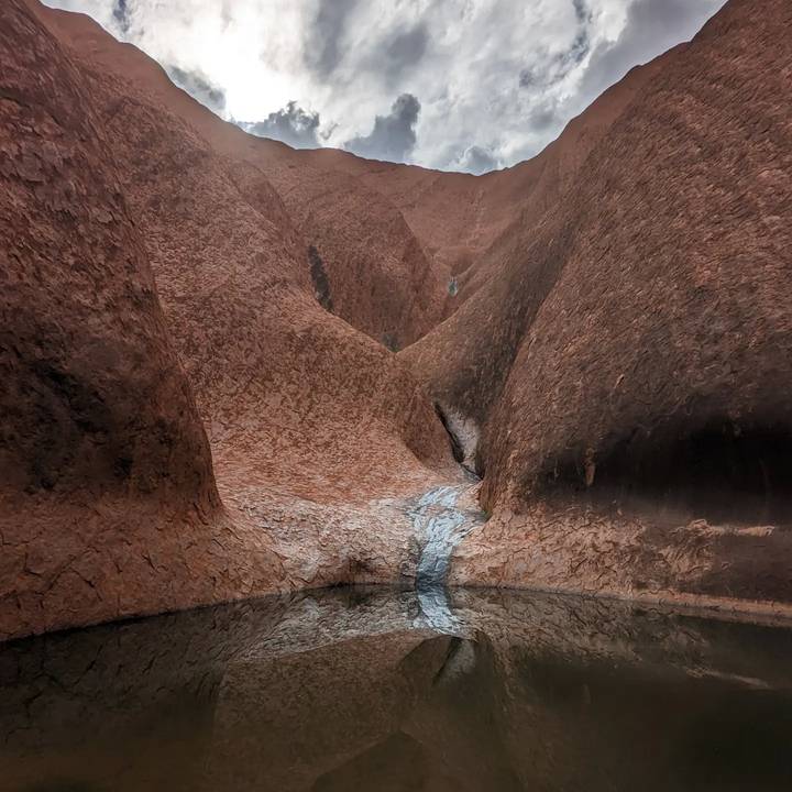 Canyon rocheux avec un petit ruisseau qui coule à travers.
