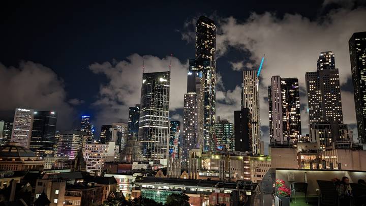 Horizon urbain avec gratte-ciel illuminés la nuit.