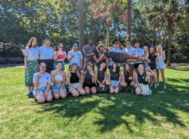 Photo de groupe dans un parc avec des arbres.