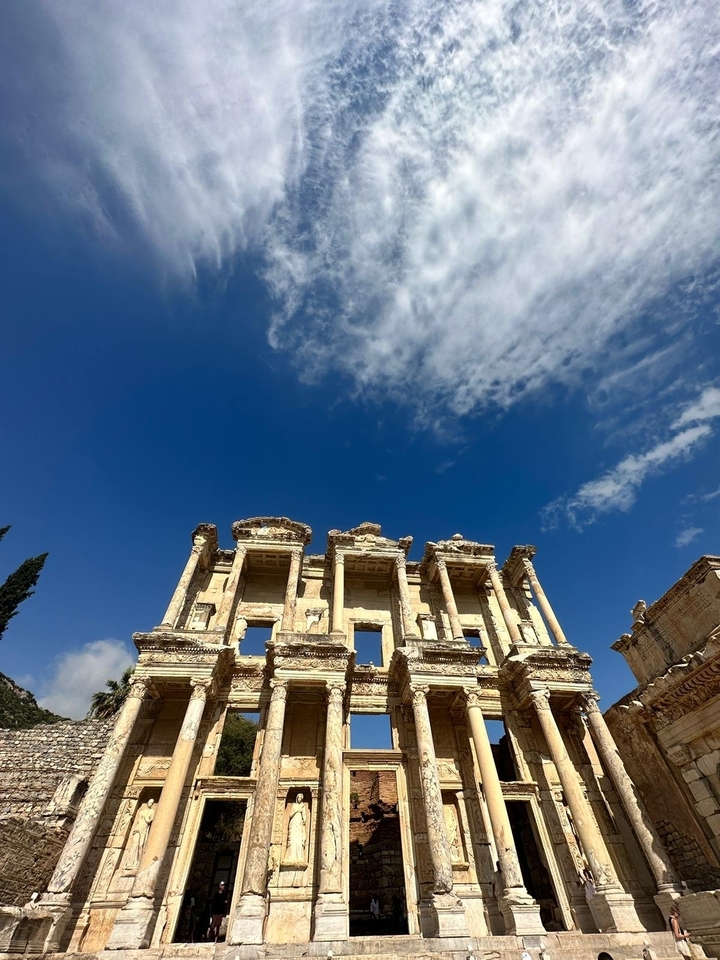 Ruines d'un ancien bâtiment de pierre sous un ciel bleu clair.