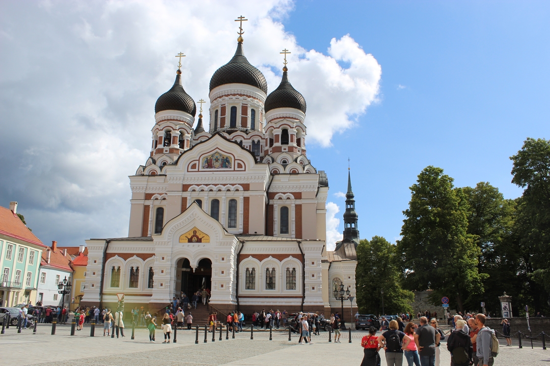 Cathédrale Alexandre Nevsky avec des personnes devant.