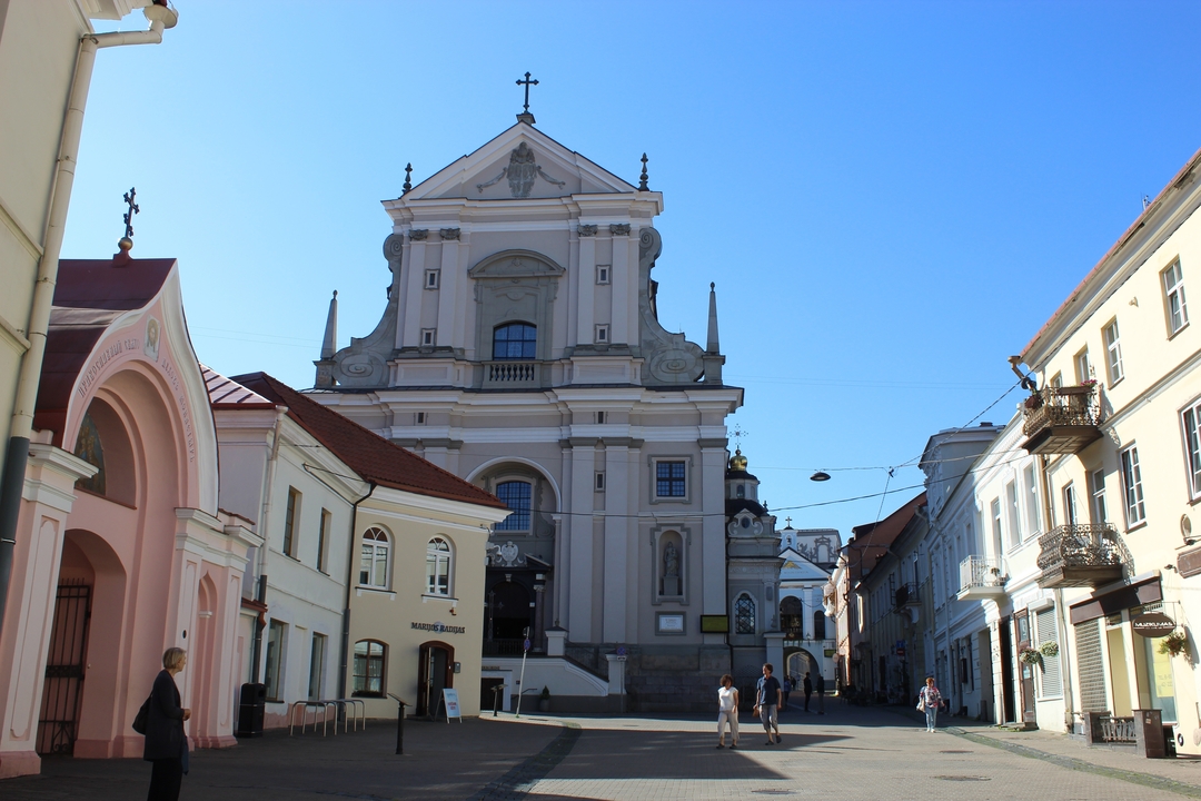 Architecture baroque avec une église dans un cadre urbain.