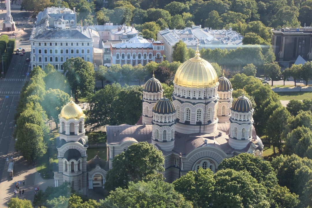 Vue aérienne de la cathédrale de la Nativité du Christ avec des dômes dorés.