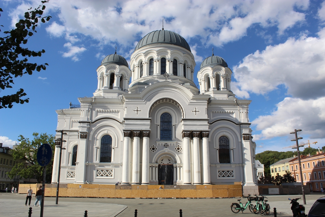 Cathédrale orthodoxe blanche avec des coupoles.