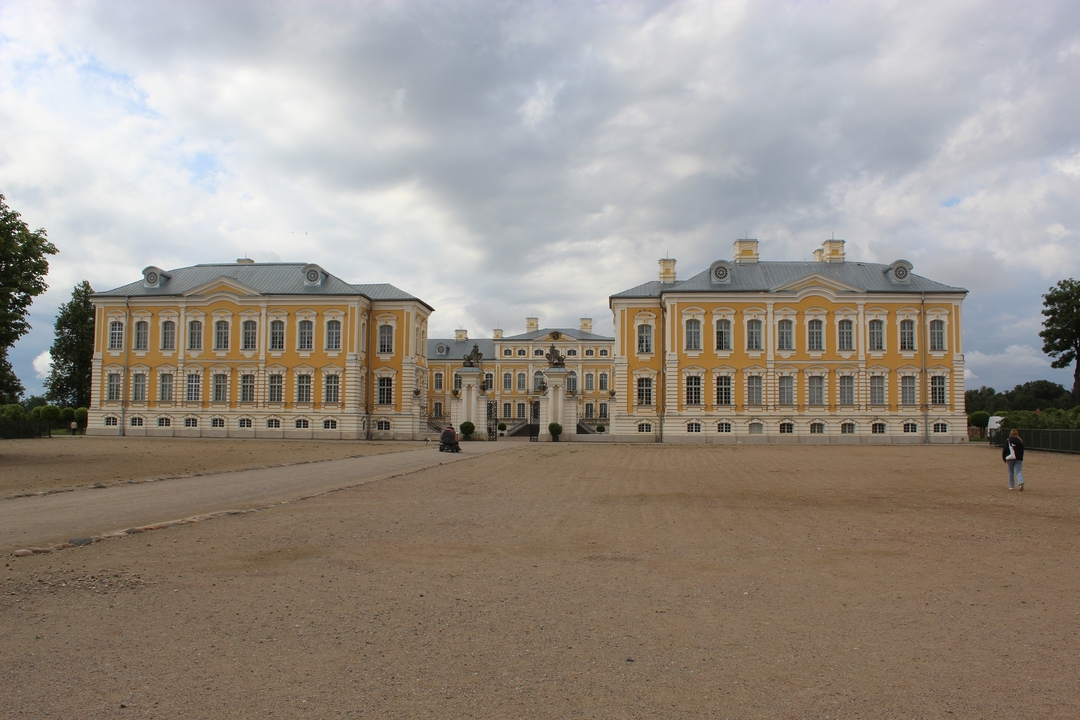 Palais baroque avec une grande cour.