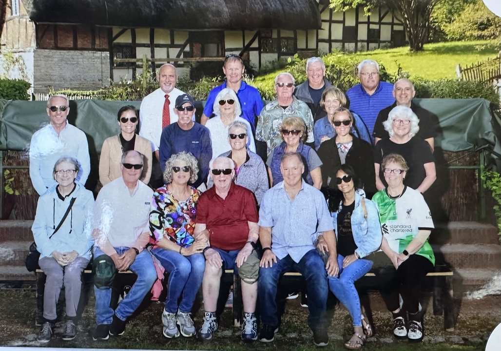 Groupe de personnes posant à l'extérieur avec de la verdure.